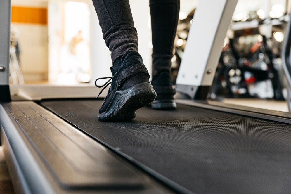 homme sur tapis de marche